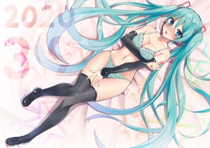 初音ミク,VOCALOID,b449,脸红,bra,露胸,cleavage,全身,长发,视线正对,横臥,横乳,露脐,開いた口,胖次,single,tattoo,黑丝,双马尾,下着