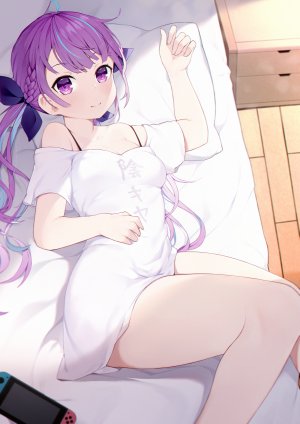 湊あくあ,Hololive,廃人TOKI,呆毛,露肩,三股辫,露胸,cleavage,视线正对,横臥,横乳,紫色眼,紫发,缎带,衬衫,笑顔,single,双马尾,Vtuber